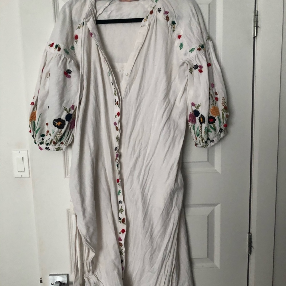 Embroidered coton dress with belt
